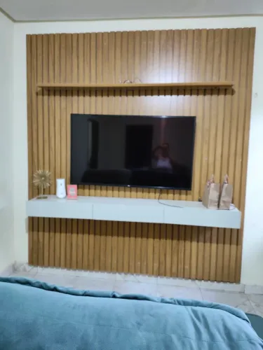 Painel de tv em madeira ripado com capacidade para TV de até 65"