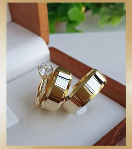 Par de Alianças Trad. Chanfradas 8mm Ouro18K Banho + Solitário. Casamento - Promoção Hoje!