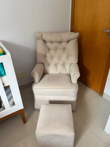 Poltrona reclinável com apoio