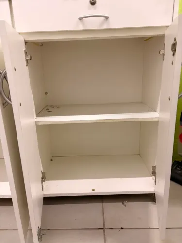 Balcão de móveis planejado acompanha tampo de vidro
