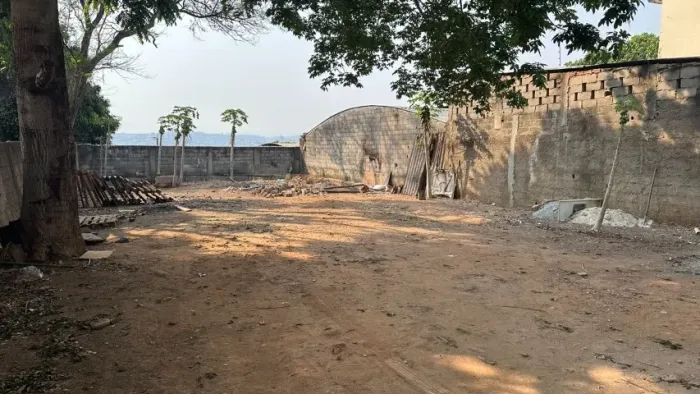 Lote plano e murado de 360 m² no Serrano, Belo Horizonte