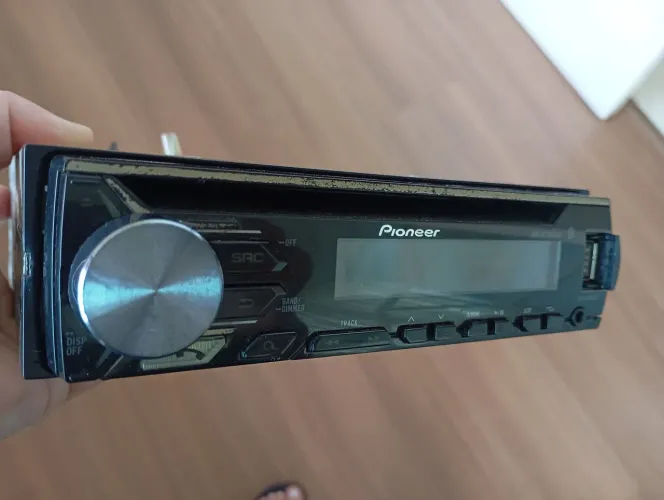 Som automotivo. Com entrada para pen drive e bluetooth.
