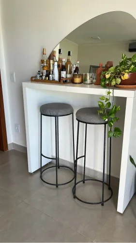 Aparador com banquetas