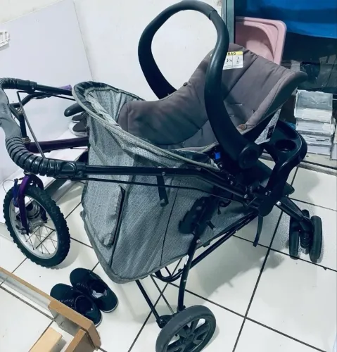 Carrinho de bebê e bb conforto
