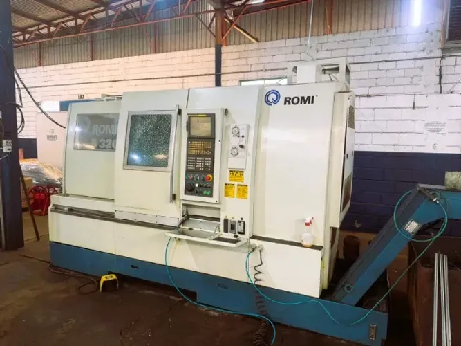 TORNO CNC ROMI E320 C/ FERRAMENTA ACIONADA - FANUC 2007