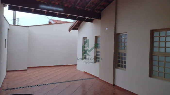 Casa com 2 quartos amplos, 1 banheiro. Sala , copa e cozinha. Lavanderia e um espaço grand