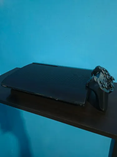PS3 desbloqueado com controle e jogos instalados