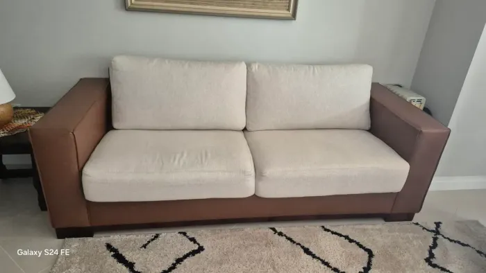 Sofá três lugares. (2,10 × 0,82 x 0,75)