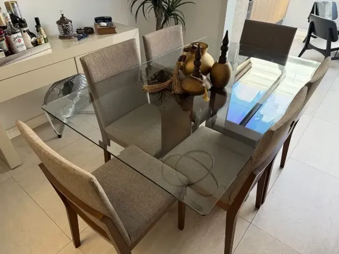 Mesa de jantar e cadeiras