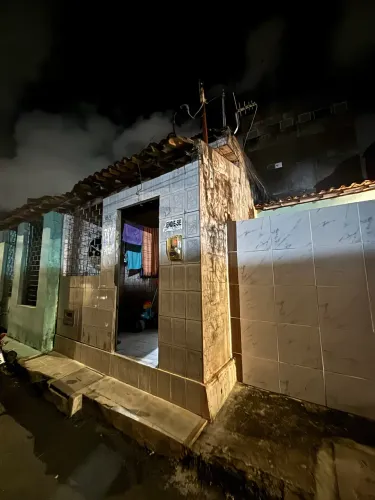 Casa no Bugio, ao lado dos prédios 