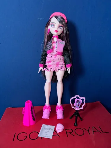Draculaura Fearbook