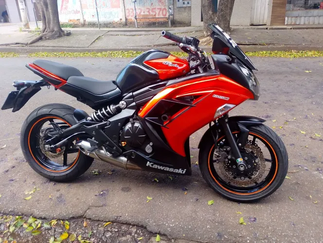 VENDO OU TROCO POR CARRO. MOTIVO. MOTO. SO. FICA. PARADA (GOLPISTAS. NEM TENTA )