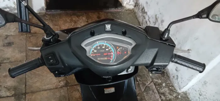 Vendo moto automática 125 cilindradas moto nova tudo em dia só pegar e transferir