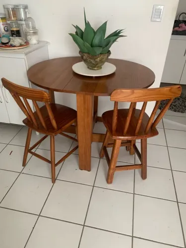 Mesa madeira 1.00x080 m + 02 cadeiras e com tamanho que pode reduzir no dia a dia
