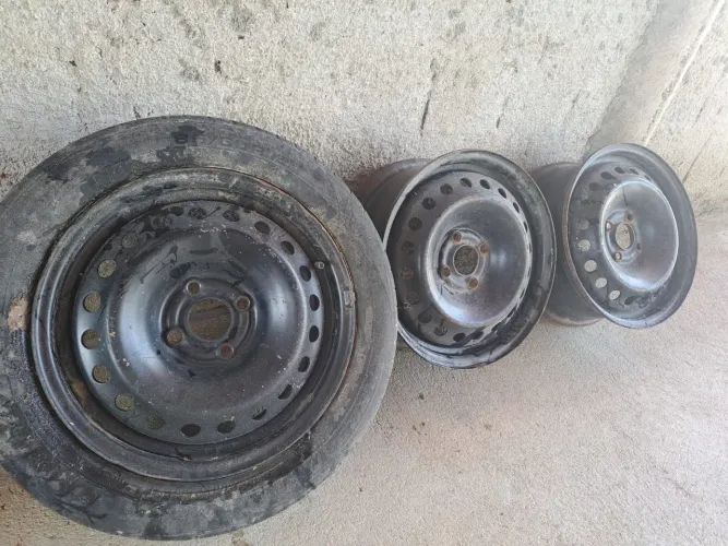 Rodas de ferro 15 quatro furos tem as quatro OK