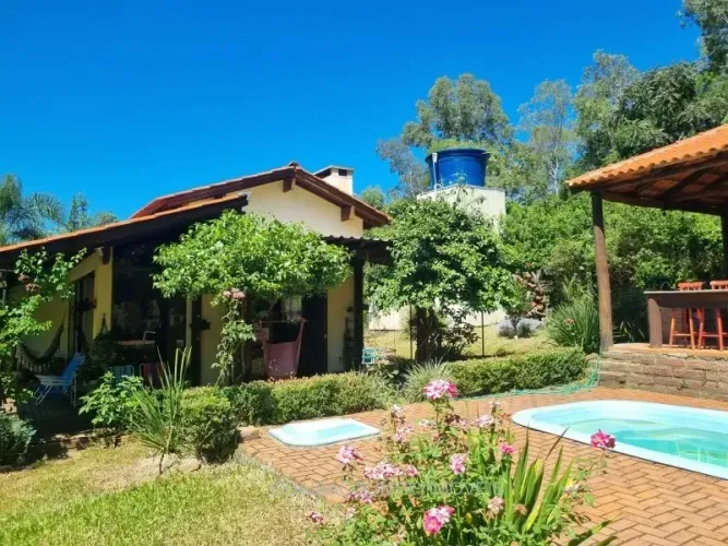 Belíssimo sítio! Completo! Lindo pátio com piscina, quiosque, açude, frutíferas e jardins!