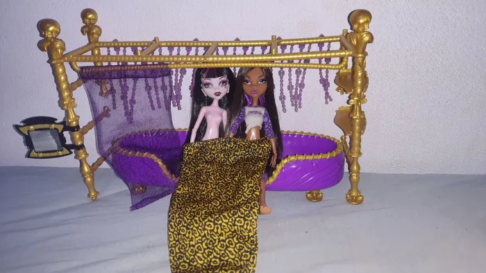 Boneca Monster High lote Clawdeen DT com playset e Draculaura W1L1 dourada com brincos