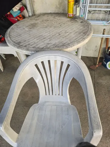 Cadeira e mesa de plástico 