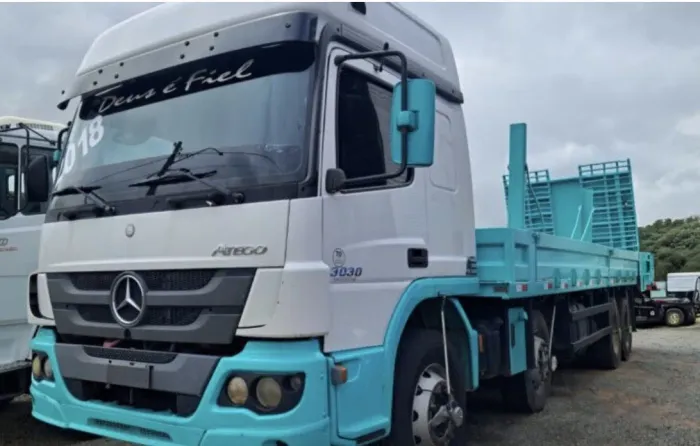 MB Atego 3030 ano 2018, 8x2, com Prancha Fixa 8,80 x 2,60, em SP