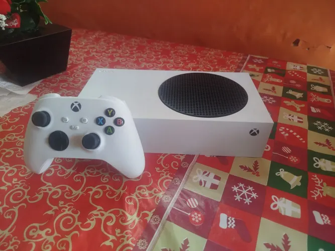Xbox series S(500gb, 1 controle)  Semi novo e perfeito estado