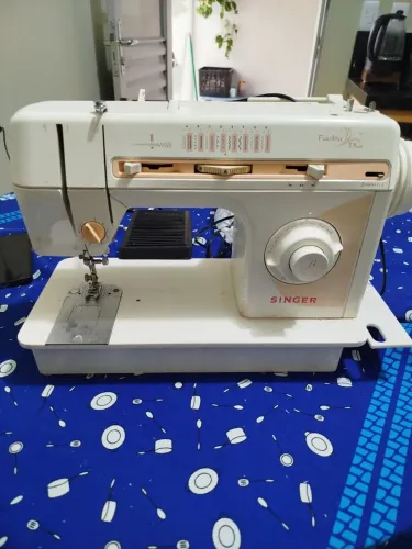 Máquina costura antiga e boa