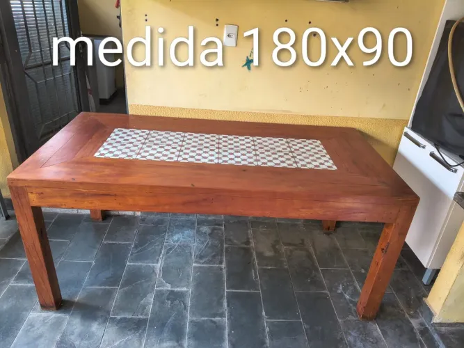 Mesa e bancos ladrilhados