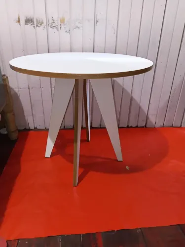 Vendo mesa de centro em mdf, diâmetro 58 e de altura 52