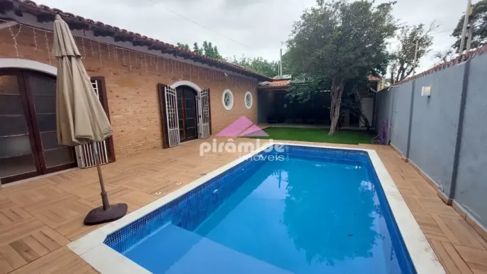 Casa Residencial ou Comercial à Venda em Jacareí  4 Dormitórios, Piscina e 8 Vagas ao Lado
