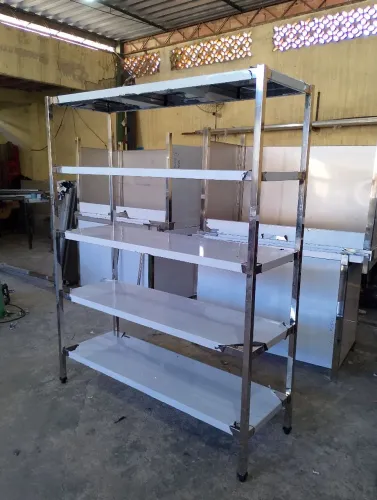 Estantes em aço inoxidável para comércio.