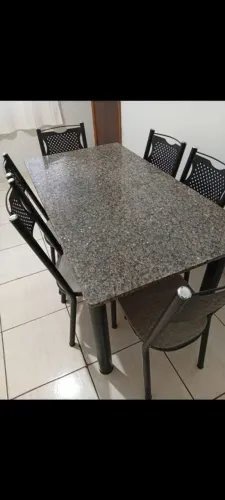 Mesa tampo de marmore c/6 cadeiras ber reforçada sem avarias.