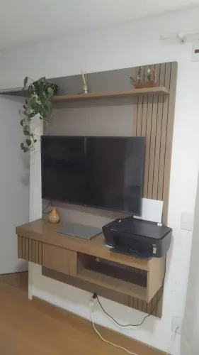 Vendo painel de TV em perfeito estado, ideal para sua sala, trazendo levesa e praticidade 