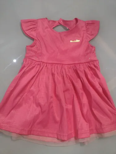 Kit com 4 vestidos infantis tamanho: 1a 2 anos, marcas: proly, mineral, planta pano, póim.