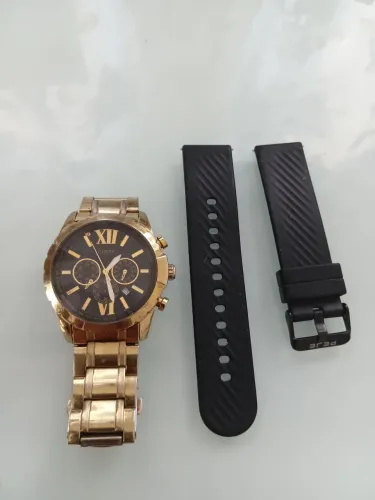 Relógio Guess Original, pulseira Preta ao lado não é dele , vai grátis, é de Smart Swatch