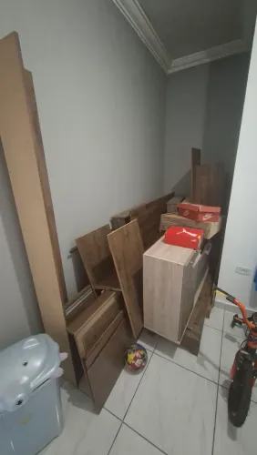 Guarda roupa desmontando com porta de vidro e uma painel de TV e um pedaço de armário cozi