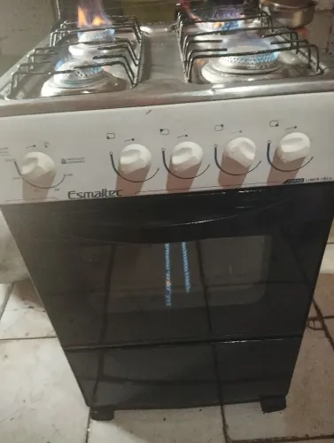 Fogão de quatro bocas