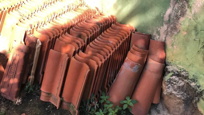 Vende-se 250 telhas portuguesa por 1 Real a unidade
