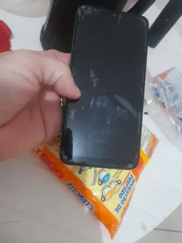 vendo celular moto G8 com a tela quebrada