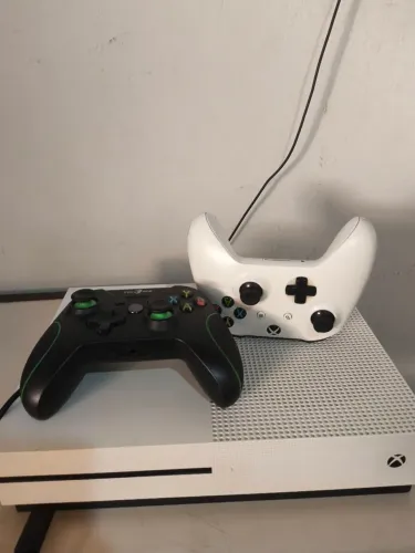 Xbox One S 500gb com pés 2021, defeito liga e desliga após 1segundo - 1 controle com fio