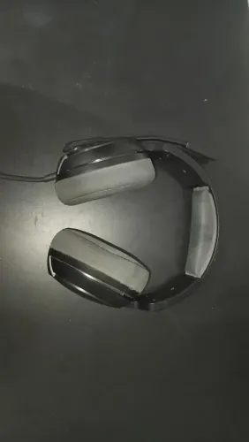 Headset AOC com fio para PC e celular.