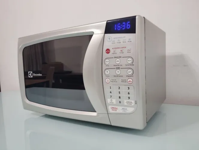 microondas Electrolux espelhado cor Inox 20 litros