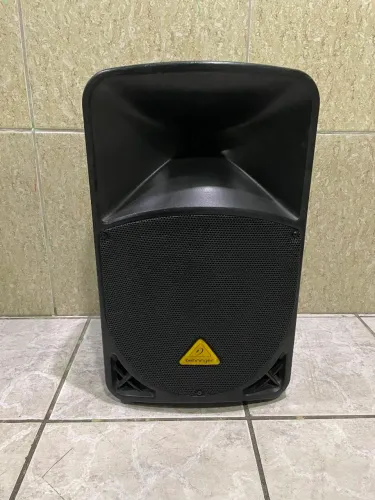 Caixa ativa behringher 1000W potência