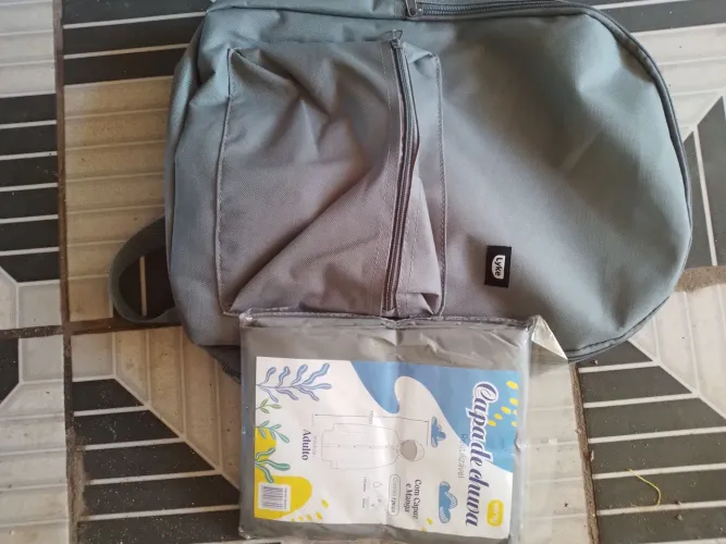 Mochila e capa de chuva