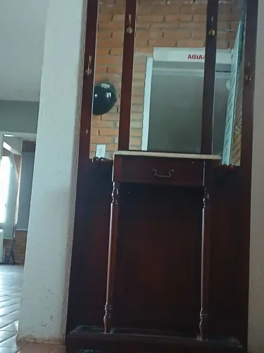 Chapeleiro antigo em ótimo estado, com acabamento em travertino, peça impecável. 