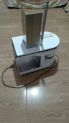 Vendo um fatiador bivolt valor 900 reais *39