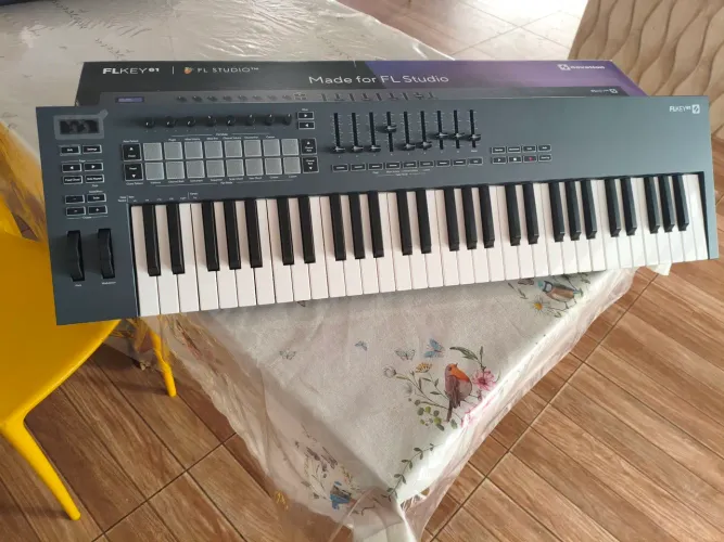 Controlador novation Flkey 61 novo