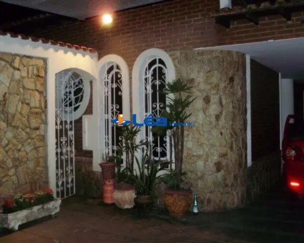 Imperdível oportunidade: Casa com 3 quartos e 2 vagas de garagem no Centro de Poá-SP, à ve