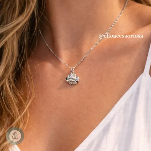Colar feminino com pingente de peixe