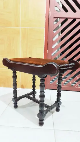 Banqueta Antiga de Madeira Torneada com Assento em Veludo Caramelo