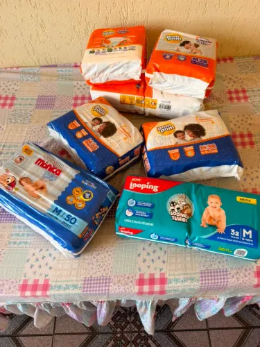 Vendo 6 pacotes de fraldas descartaveis Marca pompom.turma da Monica e Looney Tunes M
