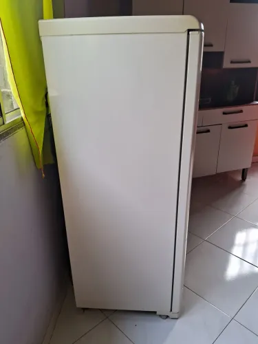 Vende-se uma geladeira